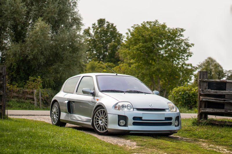 Illustration for article titled The Mid-Engine 2001 Renault Sport Clio V6 Is Just As Unreal As You Imagine